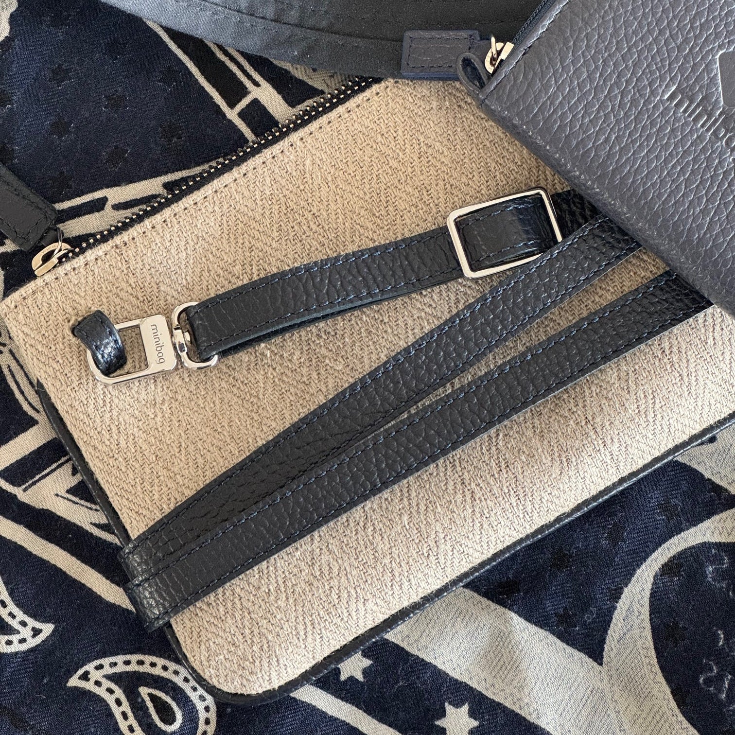 kleine Tache aus leinen
handytasche zum umhängen
kleine tasche
handytasche mit geldbörse
handytasche leder
kleine tasche damen