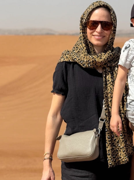 kleine Tasche in taupe, ledertasche in taupe die perfekt für die Reise ist, kleine taupe Tasche aus Leder, - kleine Tasche, handy tasche zum umhängen, Umhänge Ledertasche Damen, kleine taschen zum umhängen, kleine ledertasche zum umhängen, kleine tasche elegant, kleine handtasche damen leder