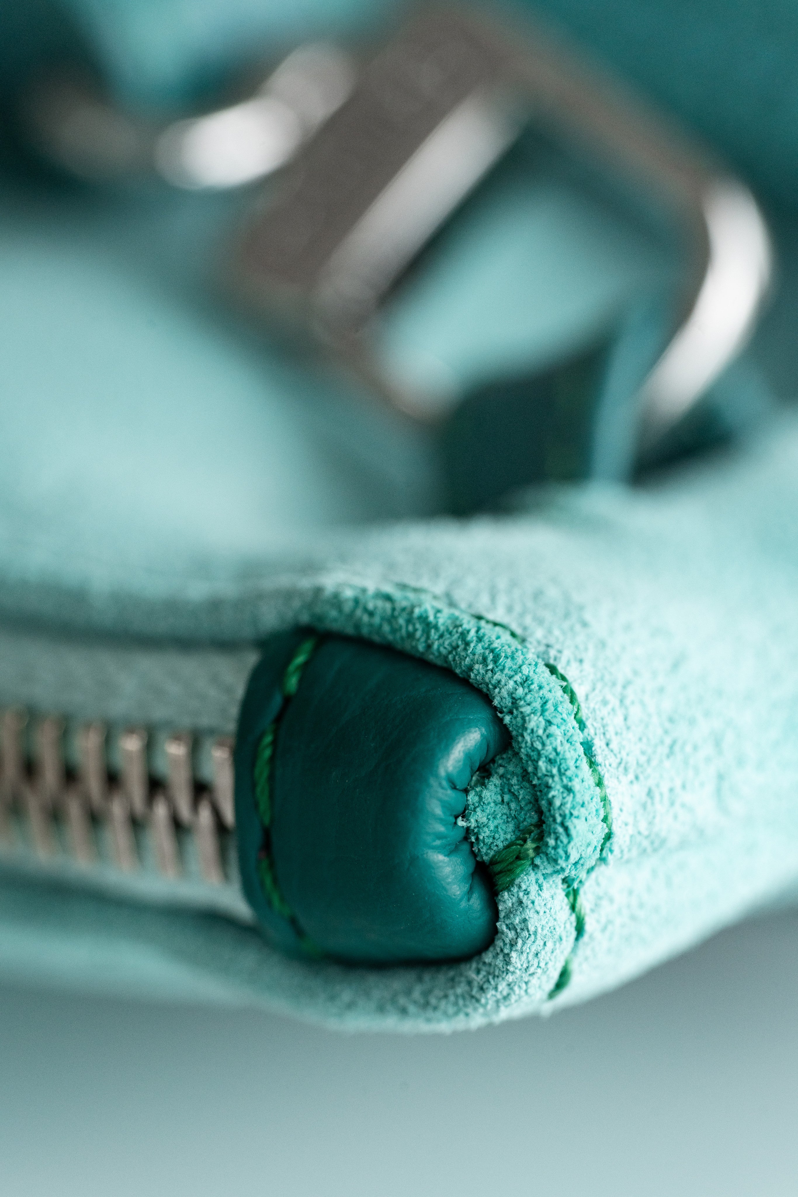 minibag in velours turkis, türkis kleine tasche, kleine türkise tasche