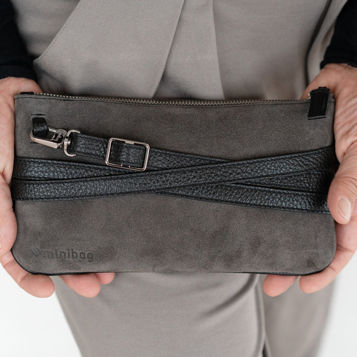 kleine graue velourtasche, mini bag velours grau, graue Rauledertasche