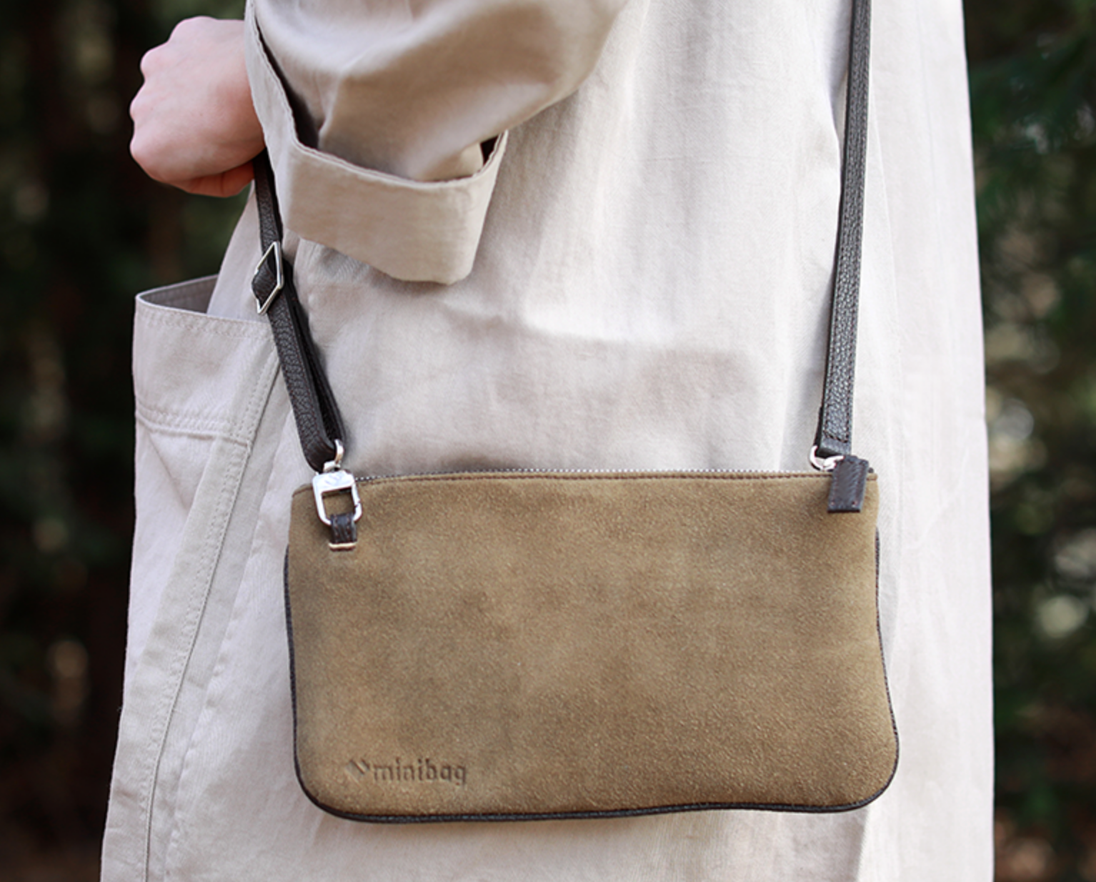 minibag Hirsch khaki, minibag Hirsch, Ledertasche khaki, Ledergurt, Clutch Khaki, Clutch aus Leder, mini bag aus Hirschleder, Hirschbag, Hirschlederne Bag, Hidschtasche zum Umhängen, Hirschleder Tasche kaufen, Hirsch mini bag kaufen