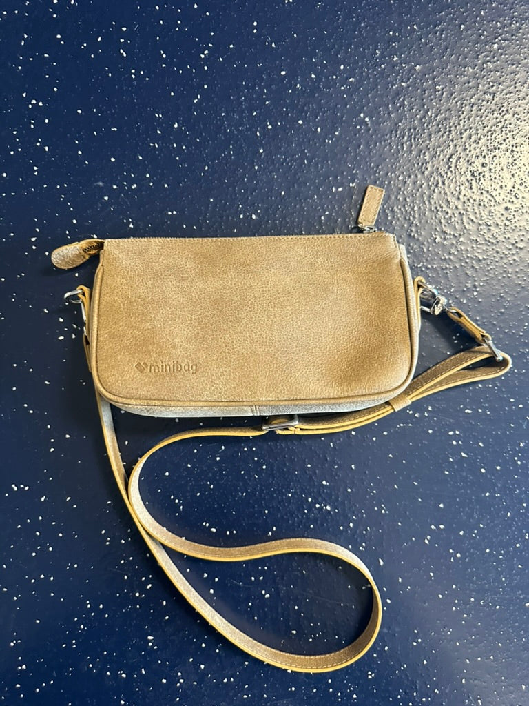 braune Tasche nubuk kaufen, Ledertasche braun kaufen, Kleine Ledertasche, praktische kleine Tasche kaufen
