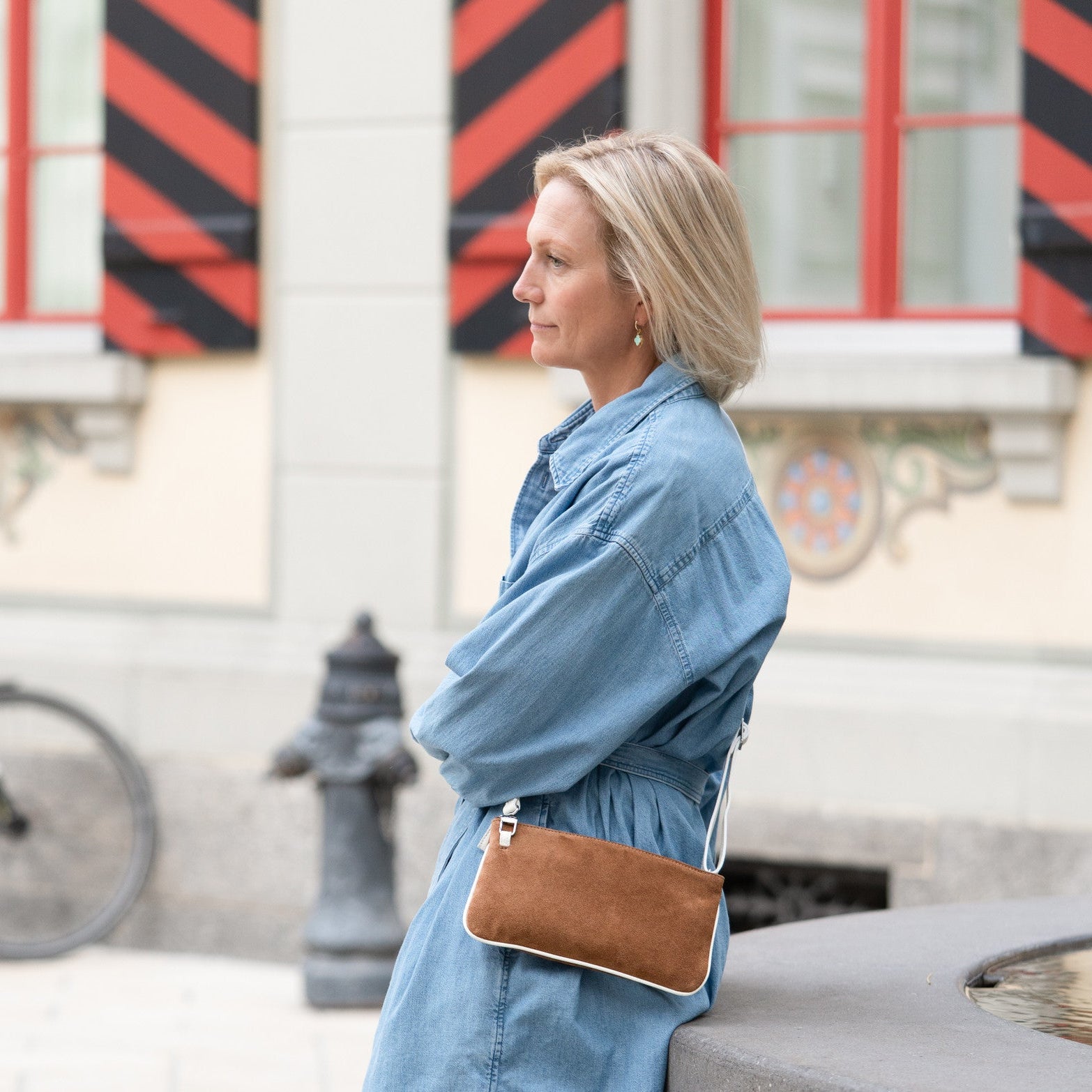 minibag , velour cognac with white, velourtasche in cognac mit weiss, braune tasche mit weissem Gurt
