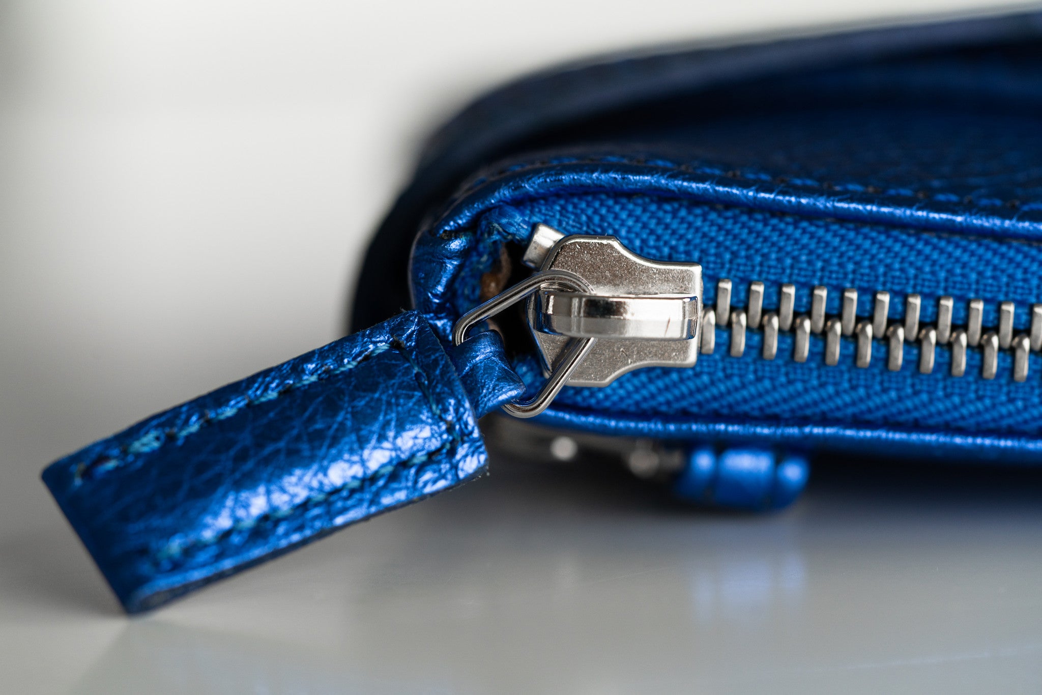 minibag metallic – kleine Tasche mit großem Glanz-Effekt
