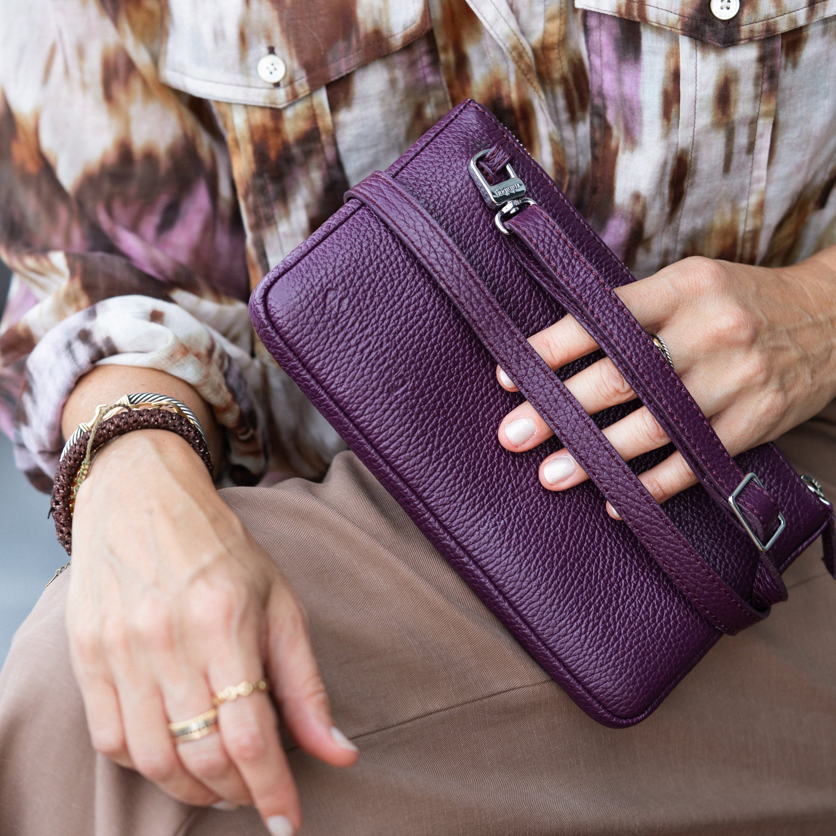 weinrote minibag, kleine tasche in weinrot die als clutch getragen wird
