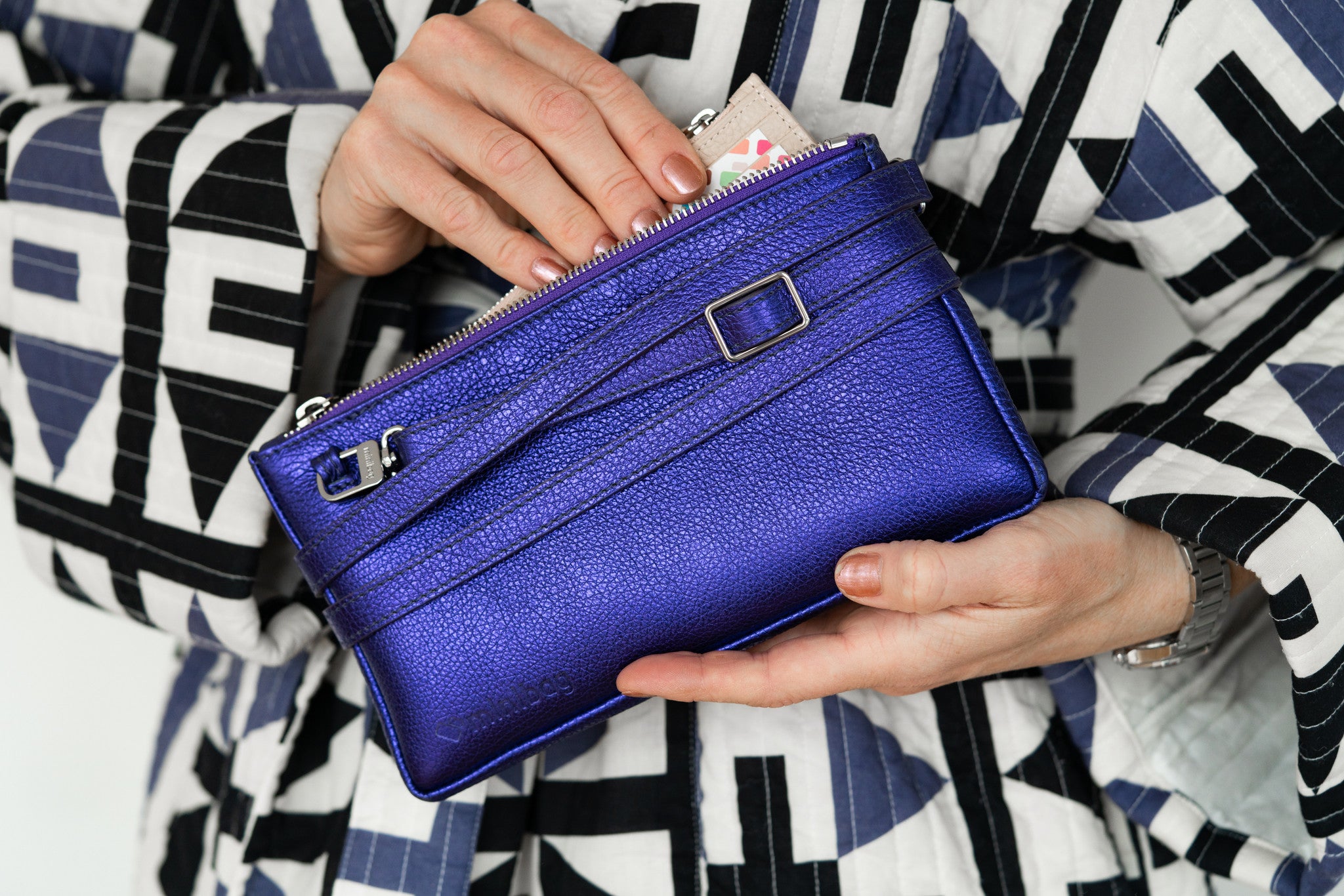 minibag metallic – kleine Tasche mit großem Glanz-Effekt