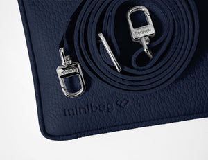 minibag navy, Ledertasche dunkelblau, Clutch dunkelblau, Ledergurt blau, Detailaufnahme minibag
