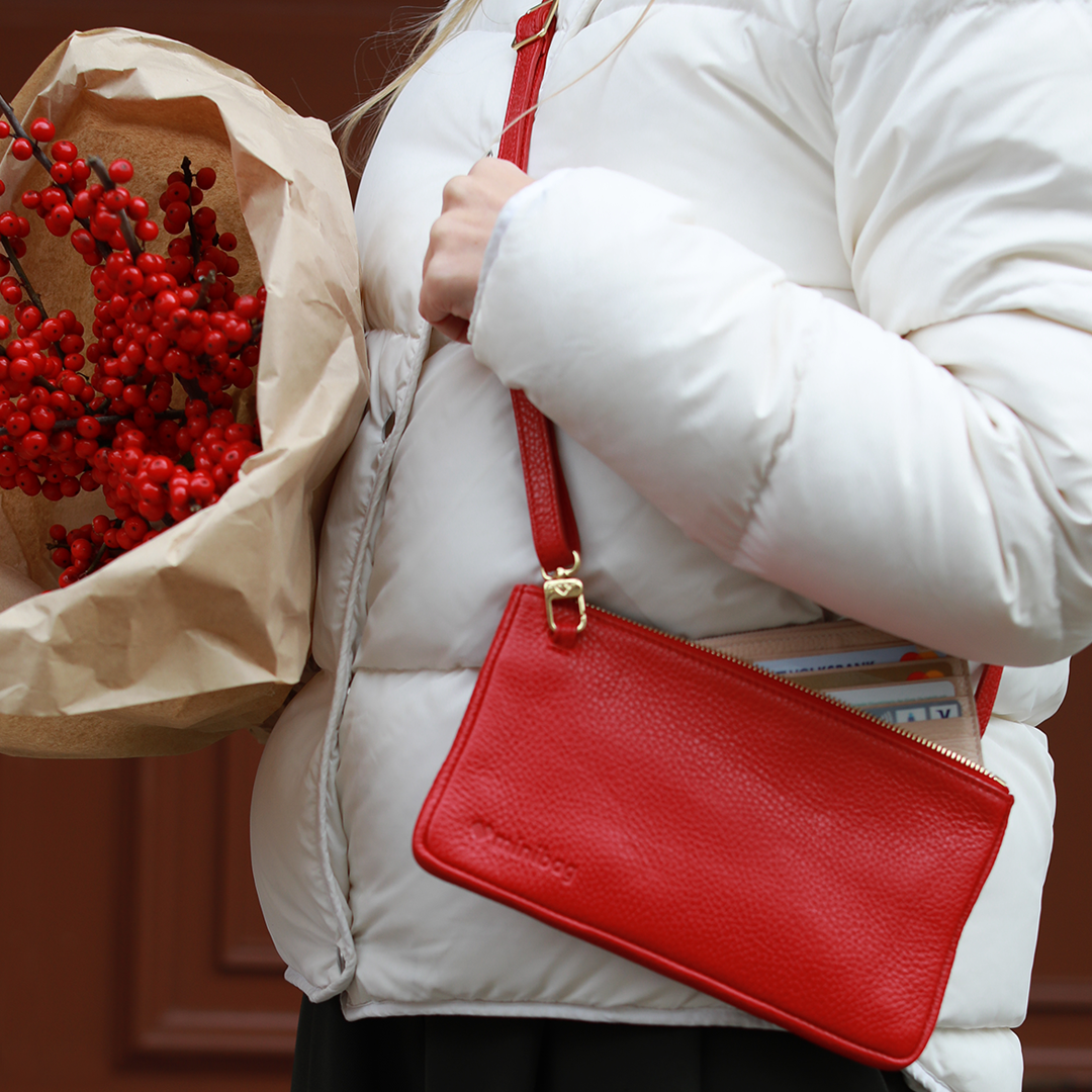 minibag red Edition GOLD, Ledertasche rot, Clutch rot, goldene Details, Geldtasche zum Umhängen, rote Handytasche aus Leder mit goldenen Metallteilen. rote Ledertasche zum kaufen